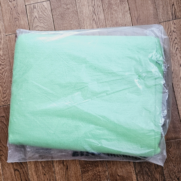 VINTAGE | Esmond Vista 71x83" trimmed blanket - Picture 2 of 4